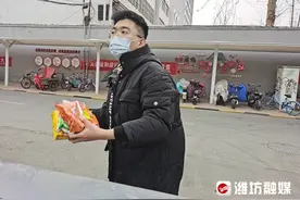 “泡面侠”再出手 这次救助流浪猫图片