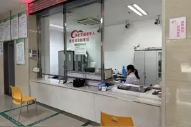 苏州一医院窗口过低患者半跪办业务？医院：已连夜拆除整改图片