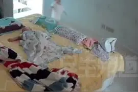 “别怕！我在呢”新疆两岁姐姐顾不上自己哭 先哄5个月大的弟弟图片