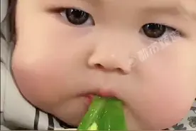 可爱！1岁萌宝爱吃爷爷奶奶种的青菜，嘴巴一嗦一嗦神似小兔子，网友：神仙宝宝！图片