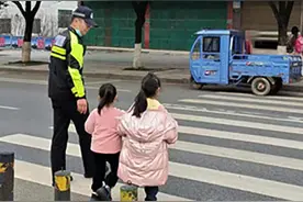 道县：暖心交警护送小姐妹过马路图片