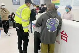 紧急开路！深圳龙岗铁骑护送急病市民就医图片