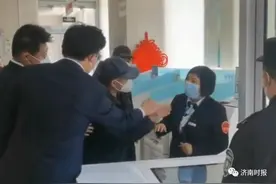 “大爷怒斥银行员工”引发热议，最新回应图片