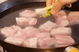 炖肉时产生的浮沫，是精华还是脏东西？该不该撇去？很多人做错了图片