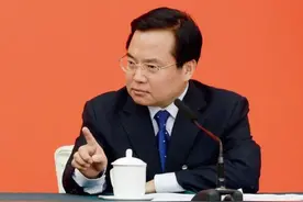 “父亲曾在这打仗流血，我在这贪污受贿”图片