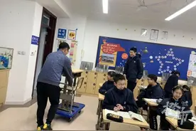 杭州初一男生1米95，鞋子50码！爸爸1米83、妈妈1米7，儿子长高的秘诀，他们有一个猜测图片