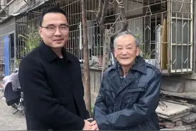77岁老人不慎落水，95后湖南小伙跳河救人，英勇救人的大爱壮举感动江陵小城图片