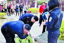 年迈老人晨练摔跤 市民喊来民警救助图片