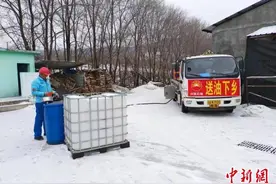 乡村加油站遍布吉林黑土地 加油员忙为春耕“加油”图片