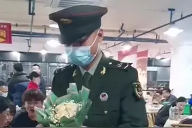 兵哥哥突然出现在妈妈面前 妈妈笑着笑着就哭了图片