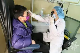 9岁女孩一年近视加深250度！妈妈后悔不已 专家：孩子初发近视要引起重视，定期复查图片