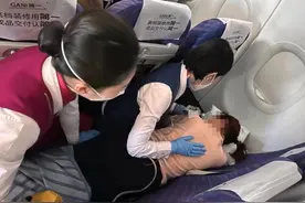 飞三亚航班上，一名旅客突然呼吸困难，关键时刻……图片