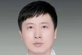 你有没有这些会危害健康的办公室坐姿？图片