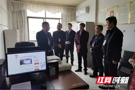 黄赞校在调研永州一中名师工作室工作时要求：既要有“书香气” 又要有“咖啡味”图片