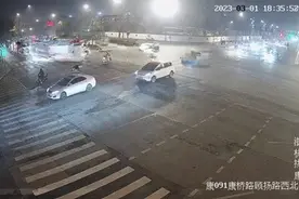 消防车拉响警报，掉头追赶！发生了什么事？图片