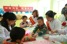 幼儿园里庆“三八”图片