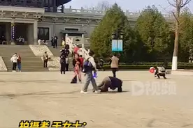 大爷躺地上找角度为大妈拍照，路人：这应该就是爱情最美的样子图片