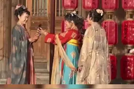 岁月从不败美人！3位奶奶穿汉服出游街拍图片