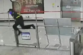 南宁一辅警飞身救人！网友：太帅了图片