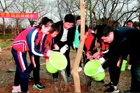 春色满山水 劳动正当时图片