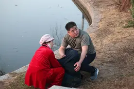 果然视频|众人合力勇救落水老人 整个过程不到一分钟图片