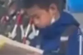 少年放学后站校门口读书，被“忽视”的妈妈：看到了他的努力图片