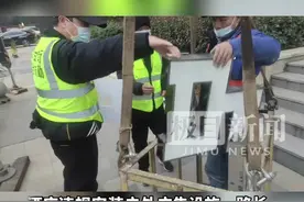 对待违规广告牌没有“一拆了之”，武汉青山城管路长配合酒店方办理合规手续图片