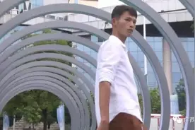 他从田埂登上国际T台，为中国品牌走秀！图片