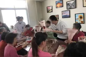 医院里的温情一幕！抑郁症男孩亲手做花束送给母亲……图片