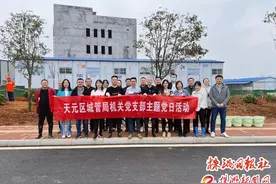 春和日丽植树忙——天元城管开展植树节主题党日活动图片