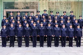 武汉110平台上守护万家灯火的接警员图片
