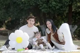 爸妈秀恩爱，1岁女儿的反应亮了！图片