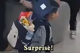 你是懂浪漫的！11岁男孩用压岁钱偷偷买花 藏在书包里送给妈妈图片