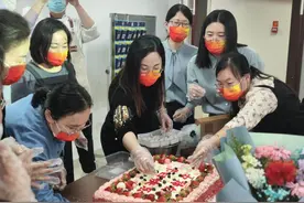 太平财险东营中支开展女神节蛋糕DIY活动图片