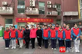 南京二十九中学生开展学雷锋义务劳动图片