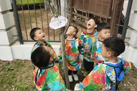 寻找春天的足迹 凤凰苑幼儿园萌娃与环境“对话”图片
