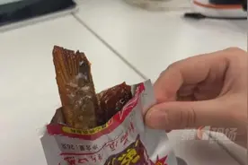 心惊！女子吃零食被卡，鱼骨距离主动脉仅3.5毫米……图片