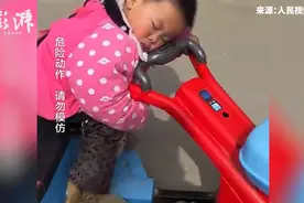 哥哥开玩具车载弟弟结果双双睡着视频封面