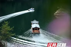 张家界宝峰湖景区：春花烂漫 碧波漾舟图片