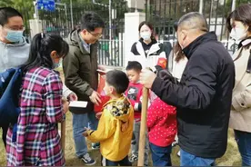 武汉幼儿园办植树活动，南京志愿者送来小树苗图片