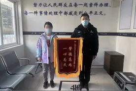 春暖花开公园景区踏青人数增多，民警连续帮助游客找回遗失物品图片