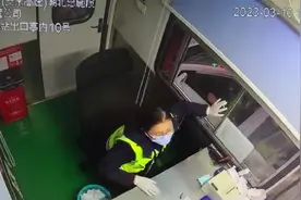 救护车遇车流高峰，高速收费员20秒开辟“生命通道”图片