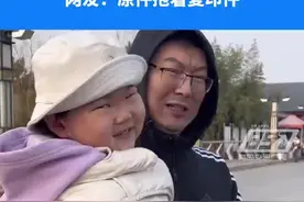 2岁宝宝完全复刻爸爸的长相 网友：原件抱着复印件图片