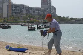感动海南 | 坚持3年！八旬候鸟工程师海边捡垃圾：以一个人影响一群人图片