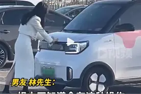 不太会停车，姑娘徒手把车推进车位！暗中观察的男友惊呆了图片