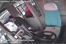 公交司机化身交通指挥员，指挥让出“生命通道”图片