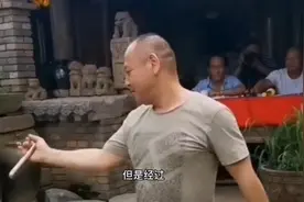 【凡人故事】用双节棍砸碎头顶核桃，这位大叔绝活在身图片