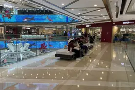记者调查：公共场所发生坠落事件 椅子与围栏设置有何安全标准？图片