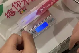 男子称买梅子遇“包装刺客”，袋子重17克多称出近5元，涉事公司回应图片
