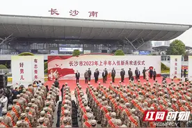 爱国心化为报国行 长沙千余名新兵16日启程奔赴军营图片